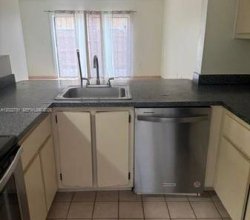 2br – 1113ft2 – Enjoy Comfort & Convenience in This Beautiful Townhome